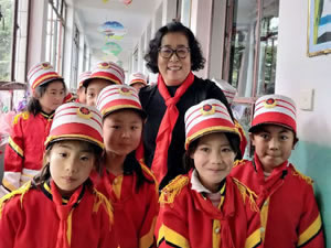 為智慧慷慨解囊，憑知識(shí)扶危濟(jì)困